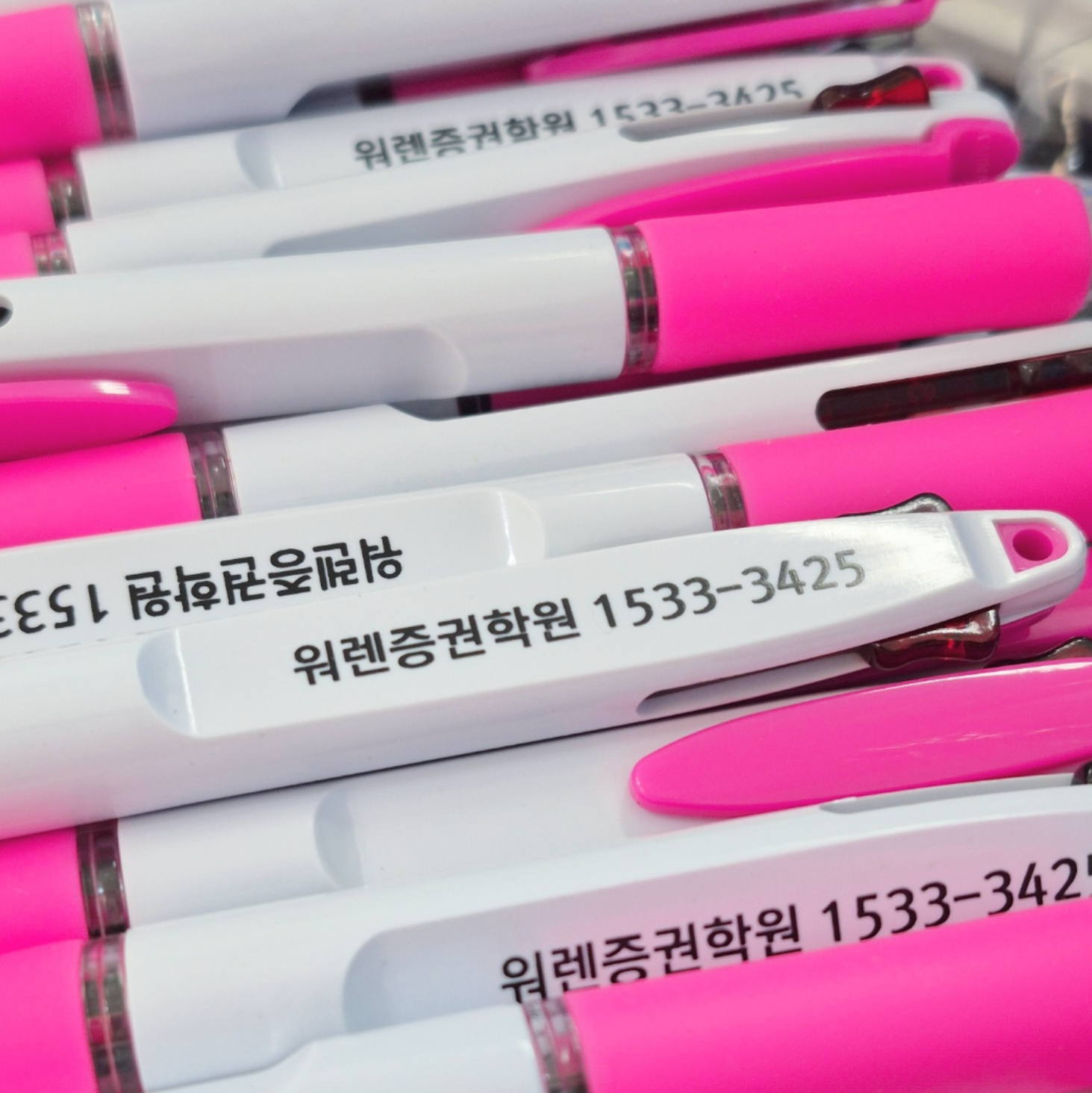 우리 선생님들께 선물로 나누어 드릴 반짝반짝 새 볼펜 도착 !